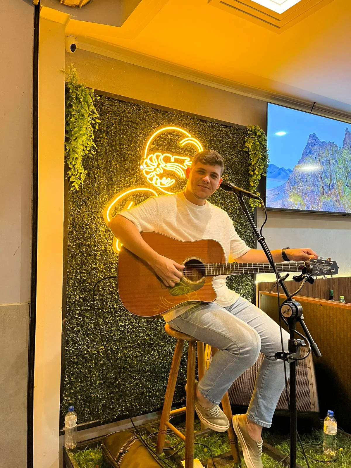 Foto profissional de artista musical em ambiente de palco